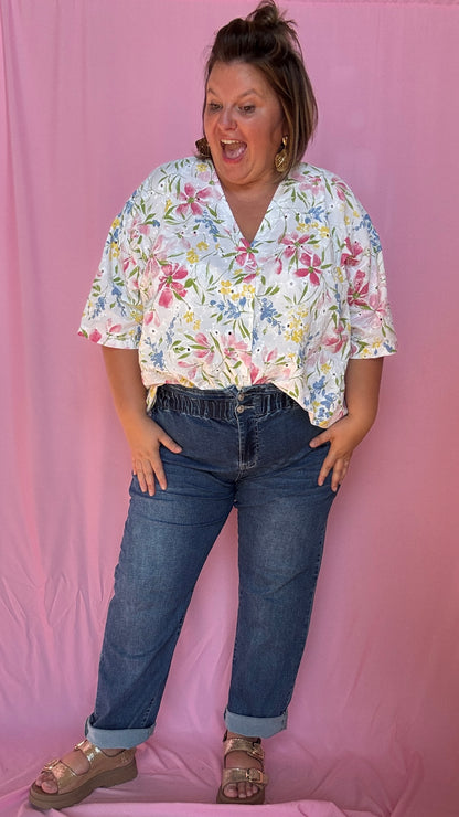 Une blouse grande taille pleine de charme et de douceur avec sa broderie blanche rose bleu verte et jaune
