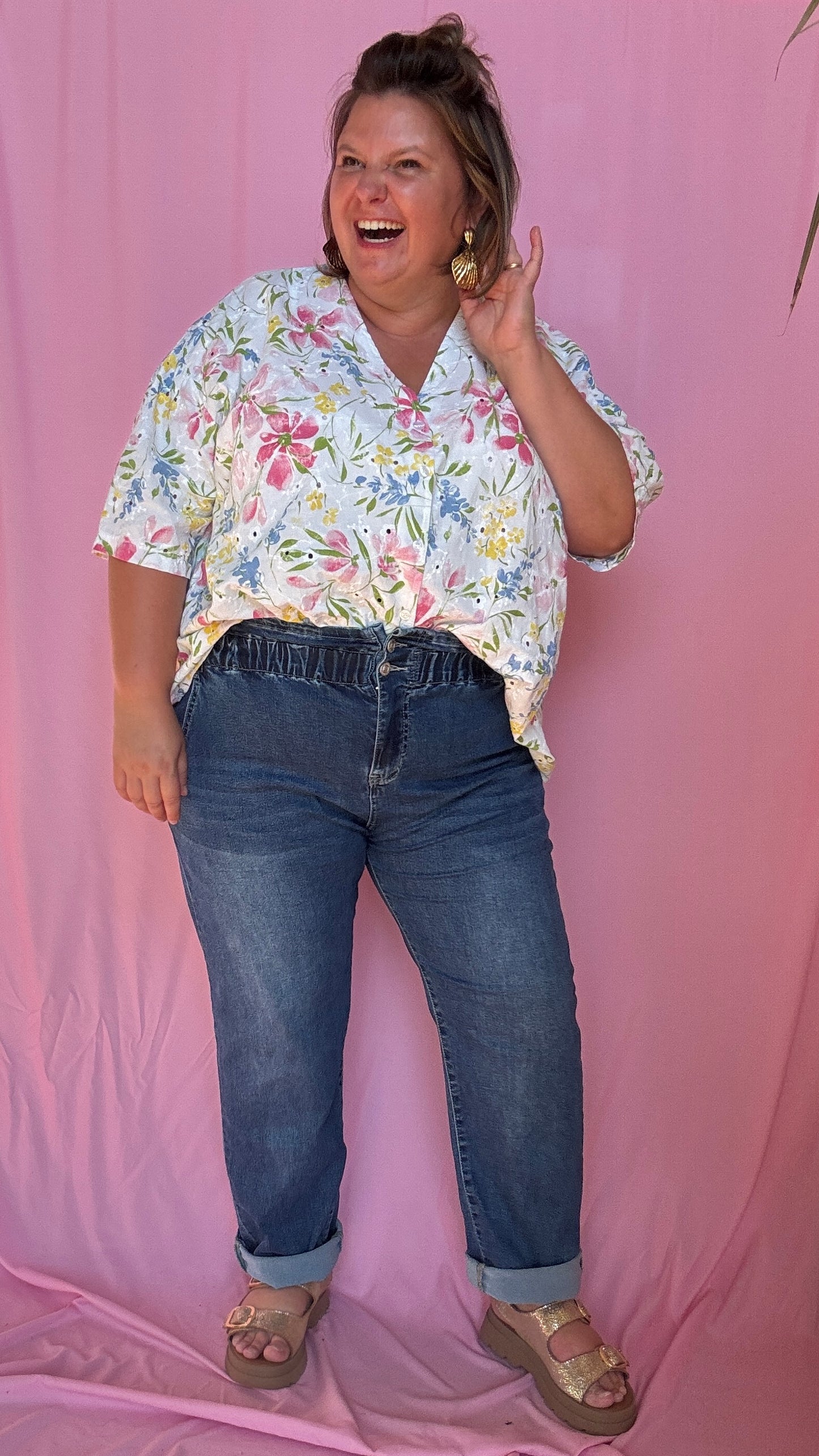 Une blouse grande taille pleine de charme et de douceur avec sa broderie blanche rose bleu verte et jaune