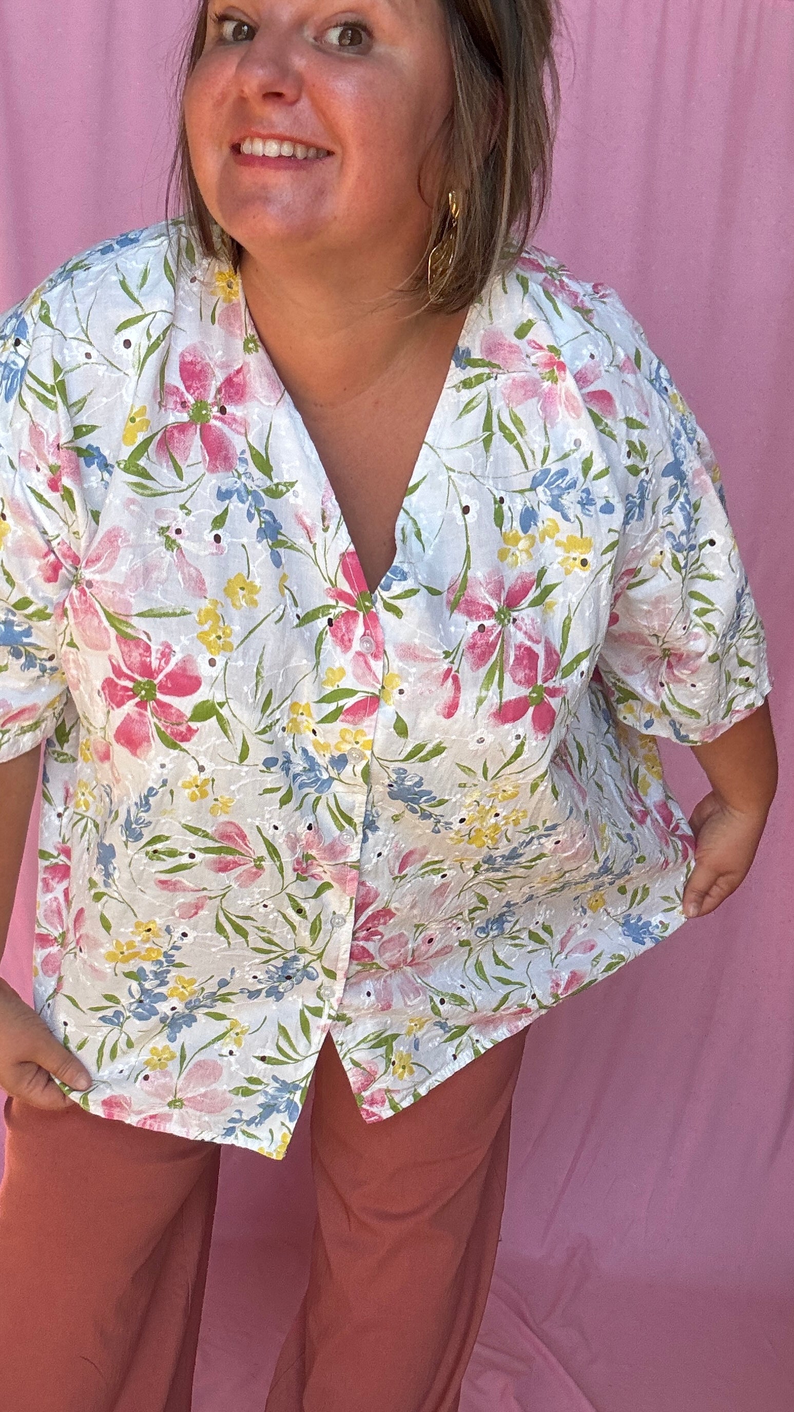 Une blouse grande taille pleine de charme et de douceur avec sa broderie blanche rose bleu verte et jaune