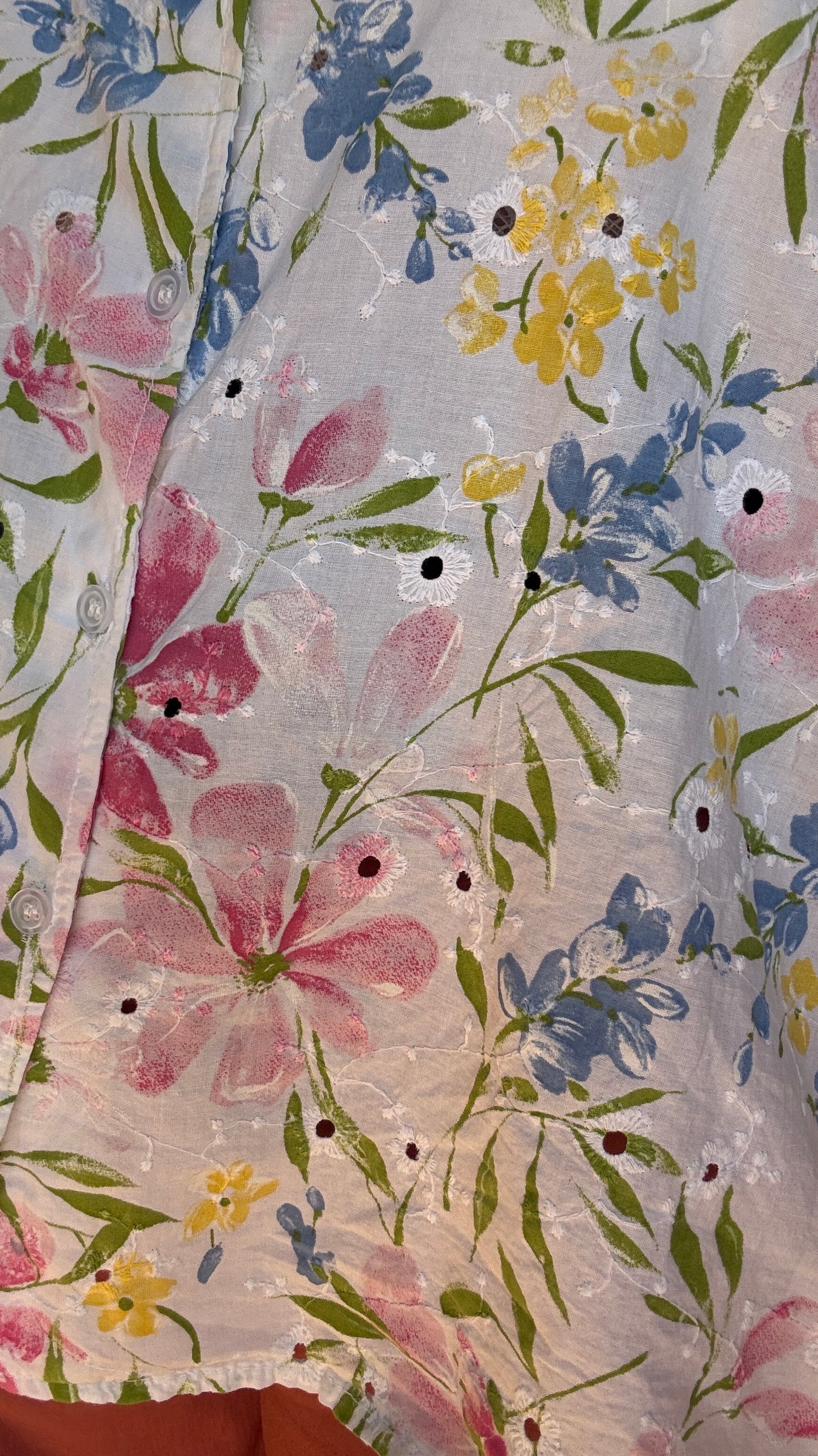 Une blouse grande taille pleine de charme et de douceur avec sa broderie blanche rose bleu verte et jaune