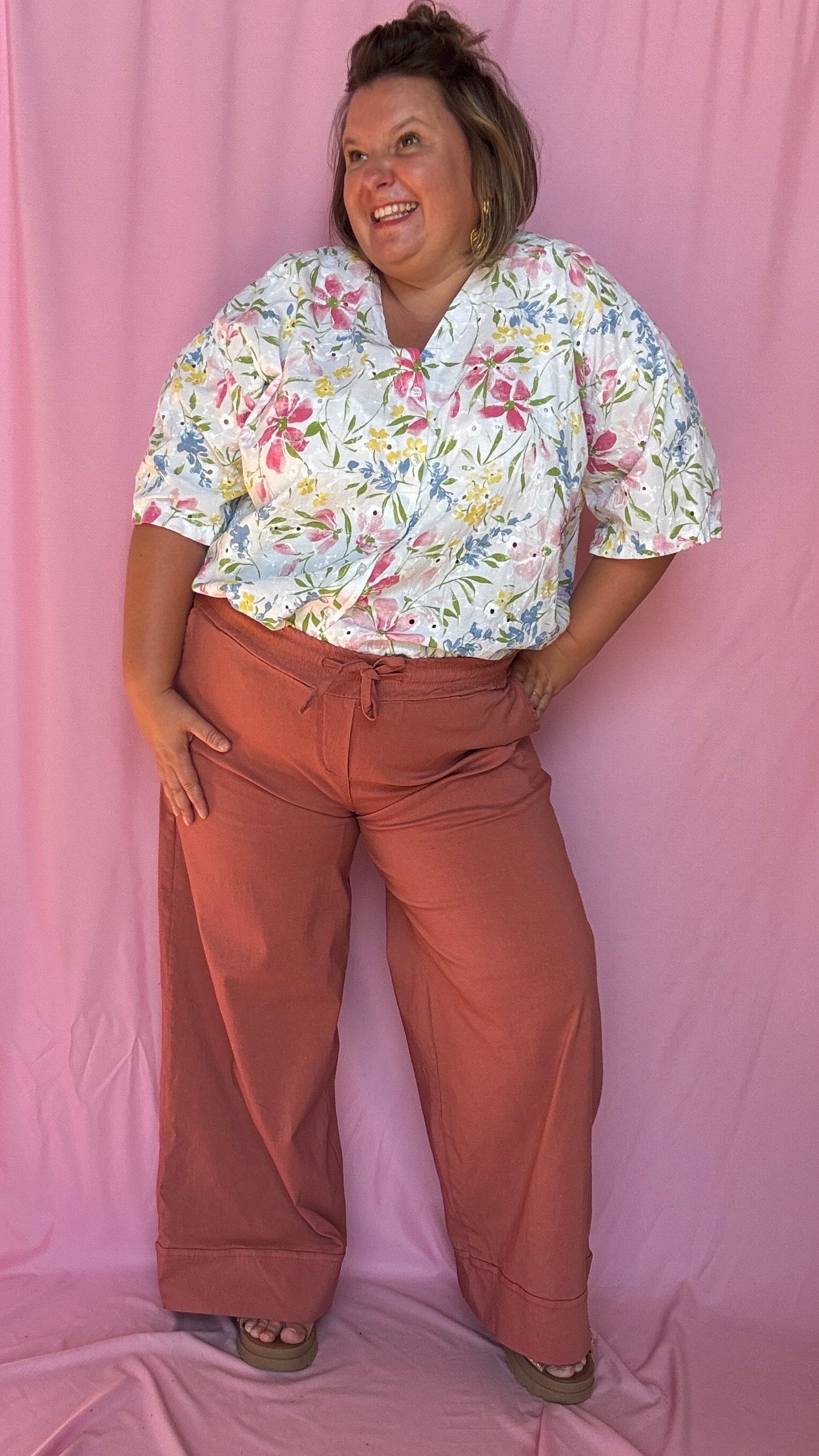 Une blouse grande taille pleine de charme et de douceur avec sa broderie blanche rose bleu verte et jaune