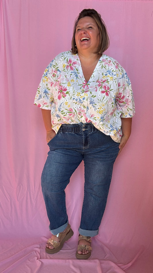 Une blouse grande taille pleine de charme et de douceur avec sa broderie blanche rose bleu verte et jaune