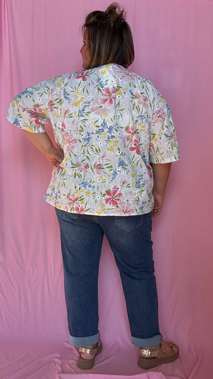 Une blouse grande taille pleine de charme et de douceur avec sa broderie blanche rose bleu verte et jaune