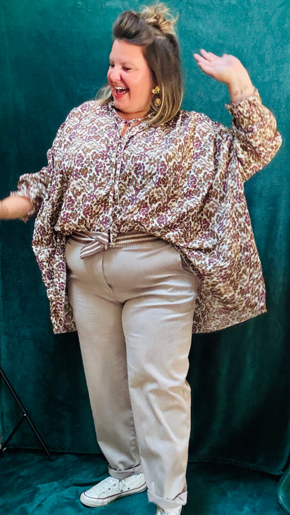 Ajoutez cette blouse grande taille aux motifs liberty beige oversize à votre collection pour un look léger, confortable et créatif, parfait pour exprimer votre style unique.