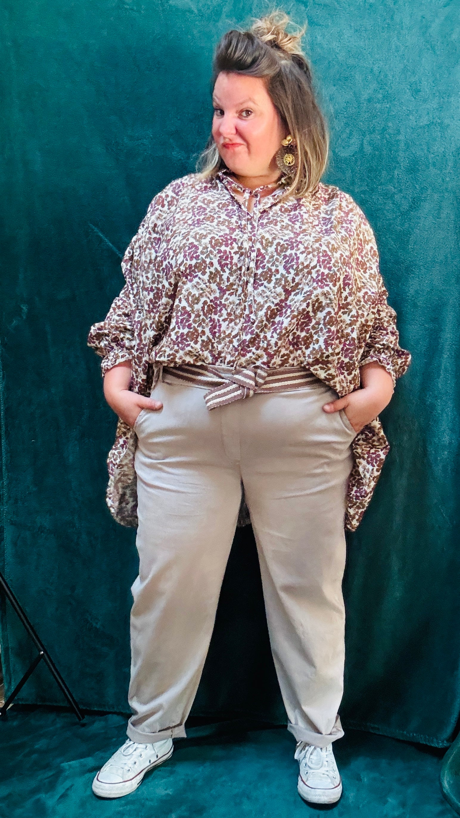 Ajoutez cette blouse grande taille aux motifs liberty beige oversize à votre collection pour un look léger, confortable et créatif, parfait pour exprimer votre style unique.