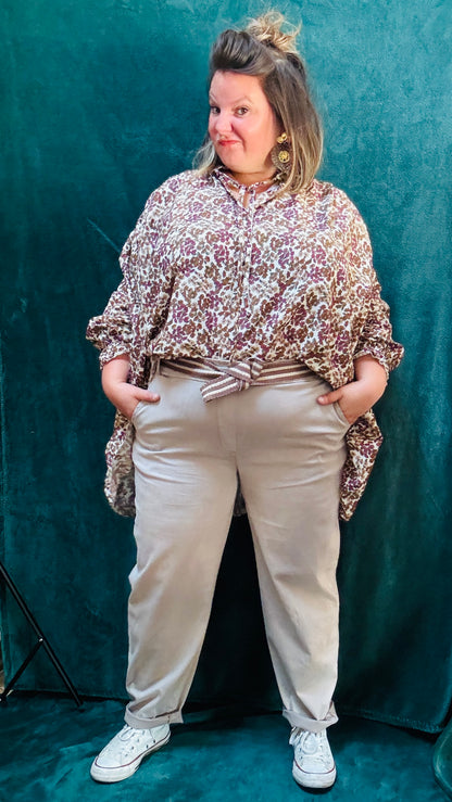 Ajoutez cette blouse grande taille aux motifs liberty beige oversize à votre collection pour un look léger, confortable et créatif, parfait pour exprimer votre style unique.