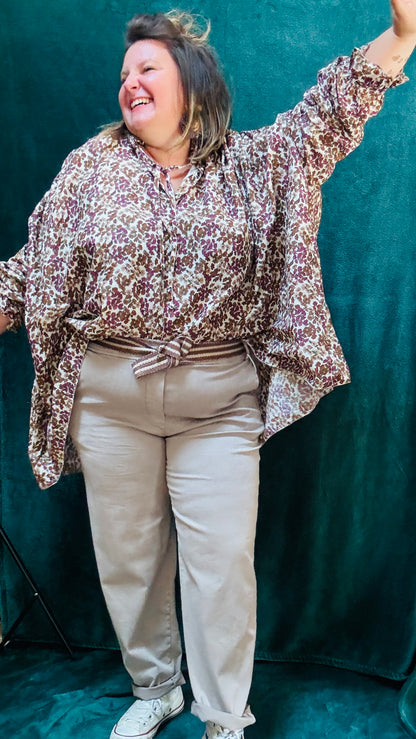 Ajoutez cette blouse grande taille aux motifs liberty beige oversize à votre collection pour un look léger, confortable et créatif, parfait pour exprimer votre style unique.