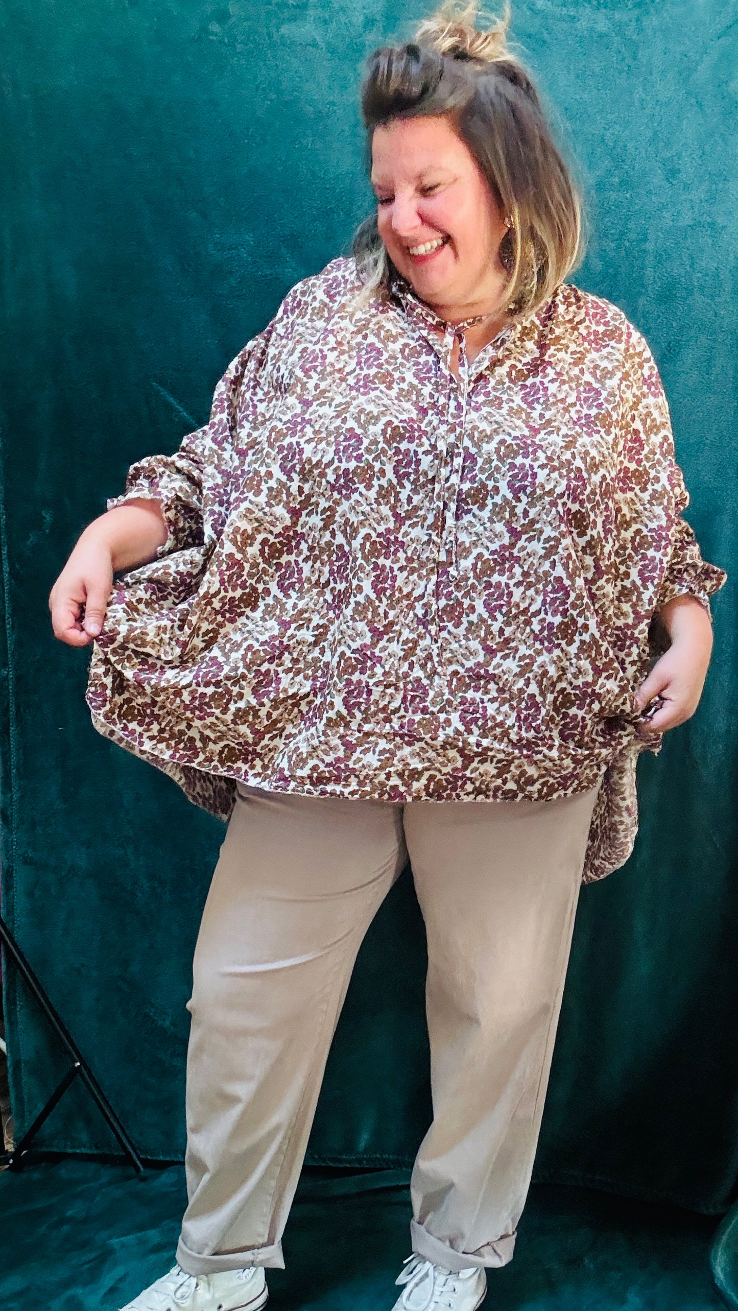 Ajoutez cette blouse grande taille aux motifs liberty beige oversize à votre collection pour un look léger, confortable et créatif, parfait pour exprimer votre style unique.