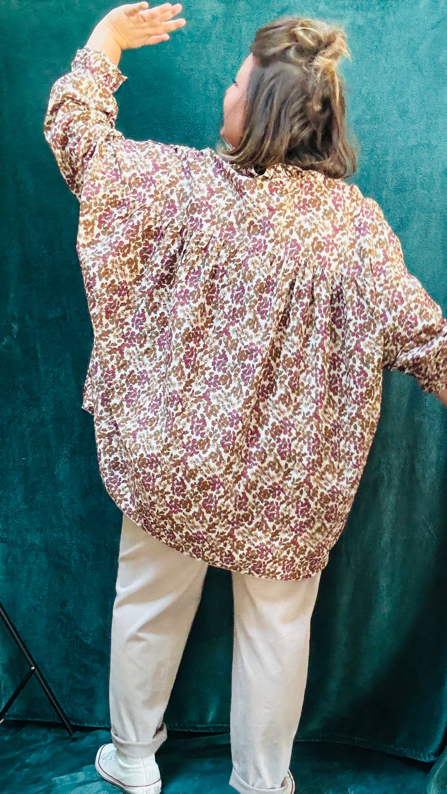 Ajoutez cette blouse grande taille aux motifs liberty beige oversize à votre collection pour un look léger, confortable et créatif, parfait pour exprimer votre style unique.