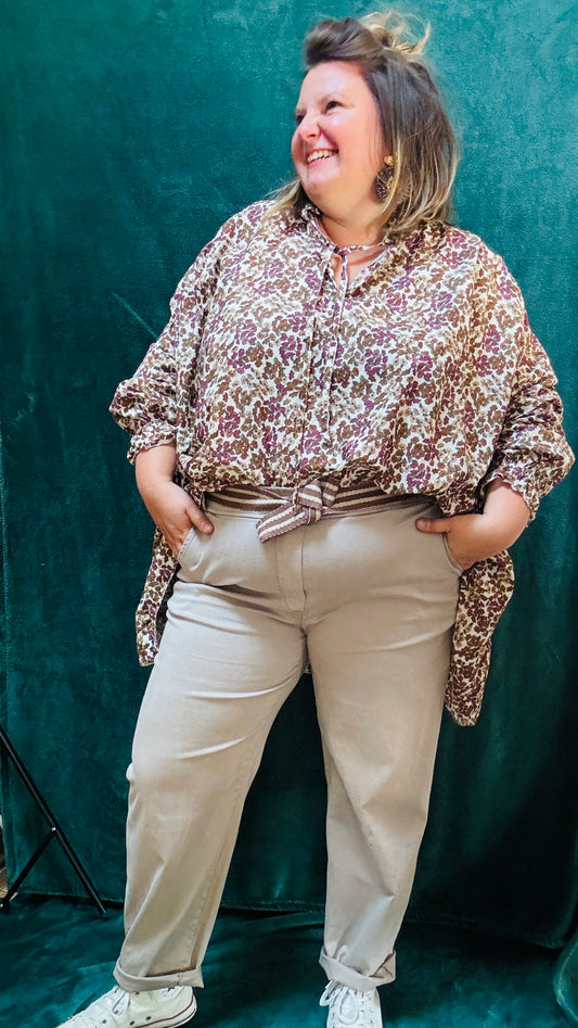 Ajoutez cette blouse grande taille aux motifs liberty beige oversize à votre collection pour un look léger, confortable et créatif, parfait pour exprimer votre style unique.