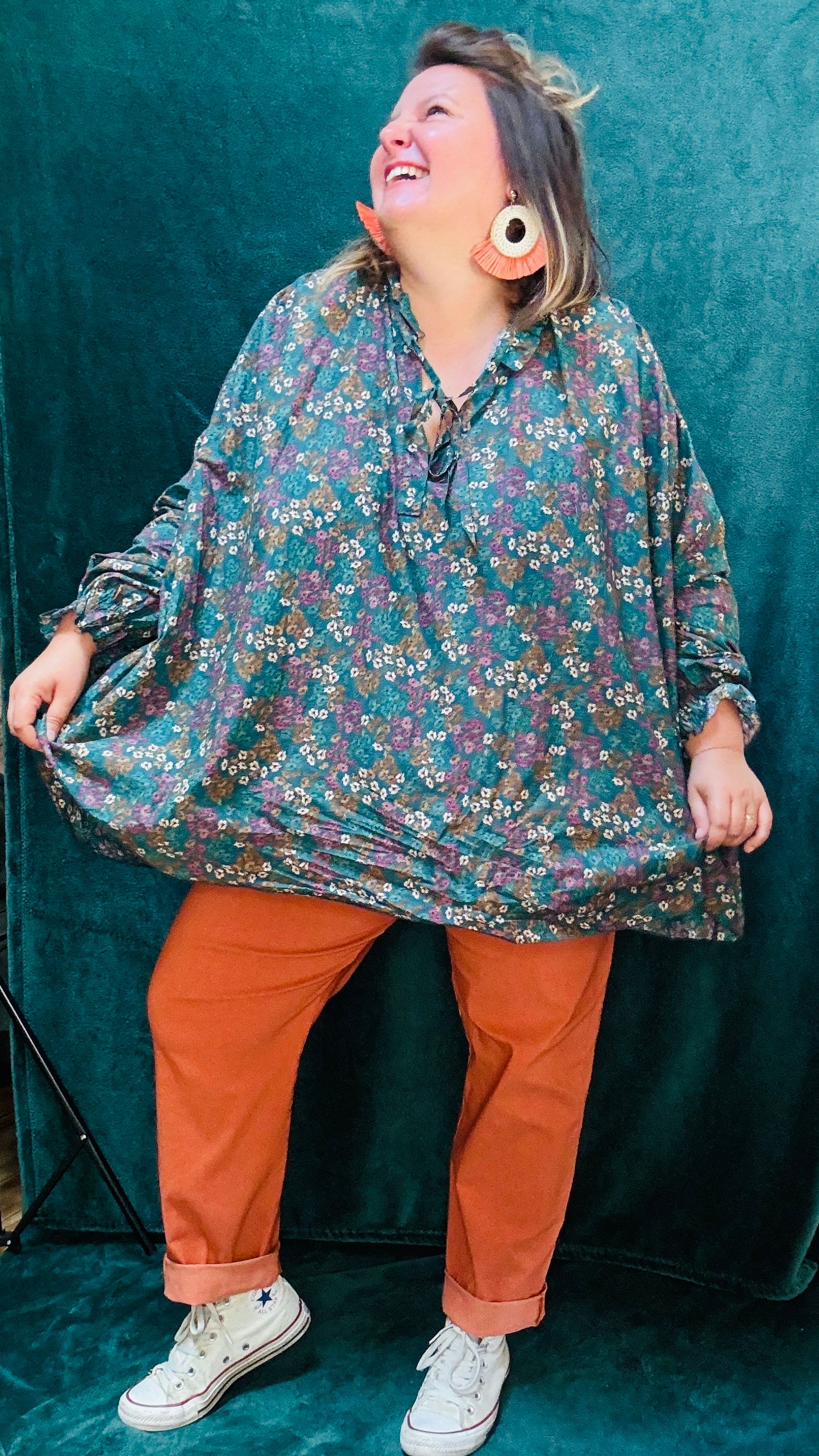 Ajoutez cette blouse grande taille aux motifs liberty bleu canard oversize à votre collection pour un look léger, confortable et créatif, parfait pour exprimer votre style unique.