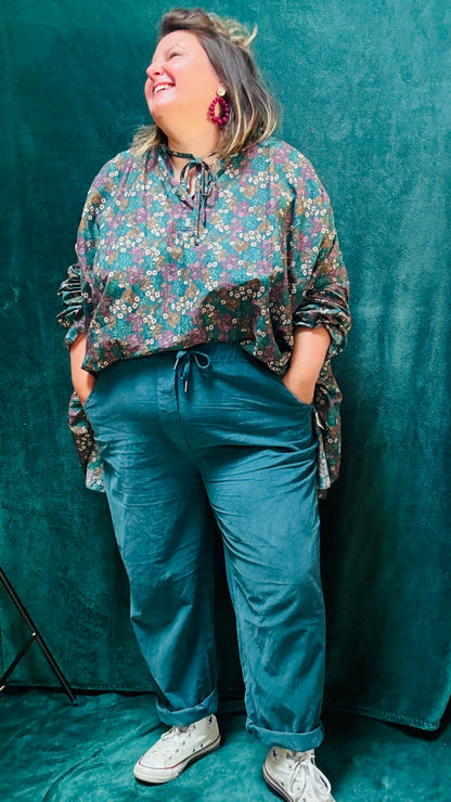 Ajoutez cette blouse grande taille aux motifs liberty bleu canard oversize à votre collection pour un look léger, confortable et créatif, parfait pour exprimer votre style unique.