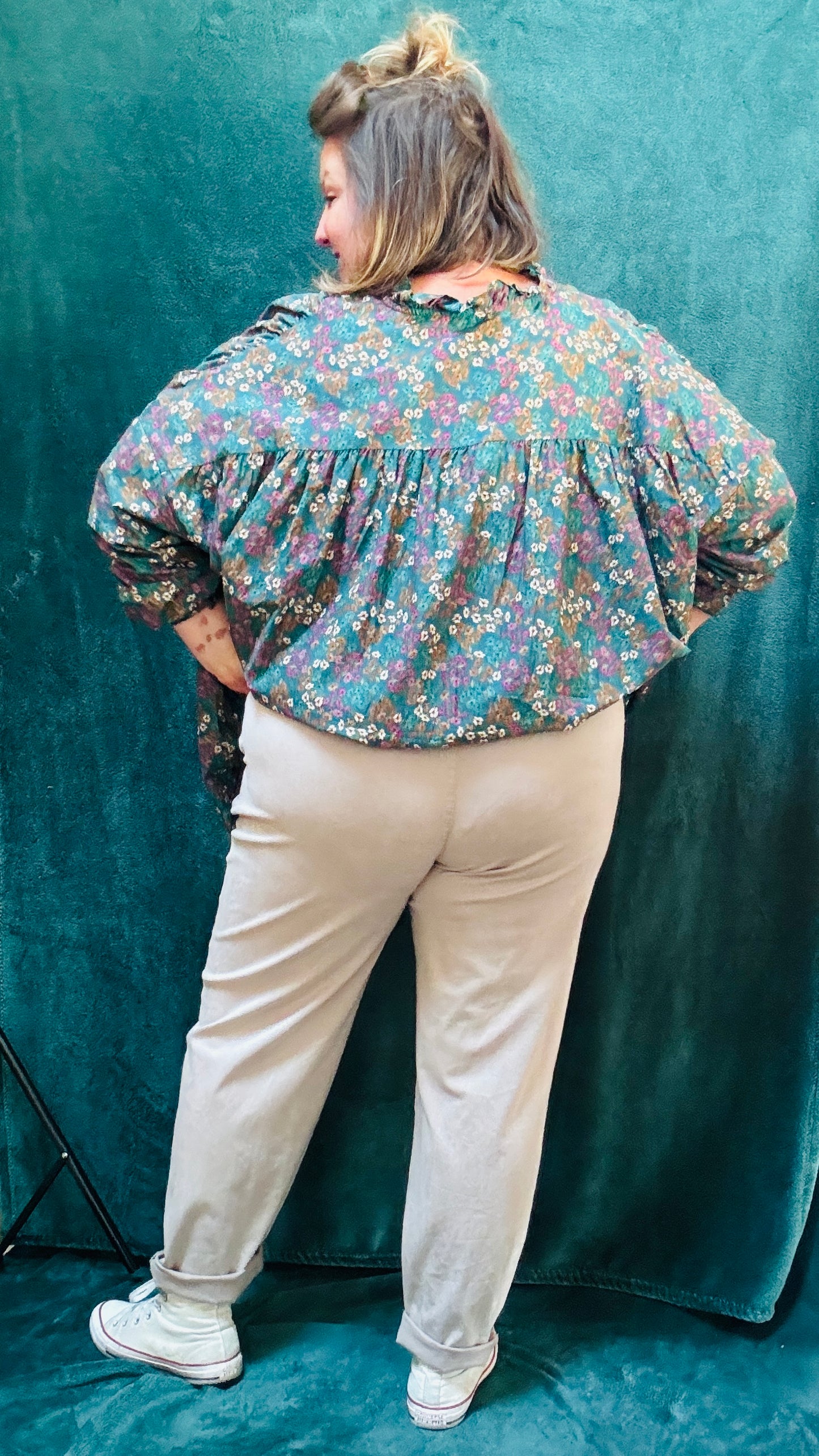 Ajoutez cette blouse grande taille aux motifs liberty bleu canard oversize à votre collection pour un look léger, confortable et créatif, parfait pour exprimer votre style unique.