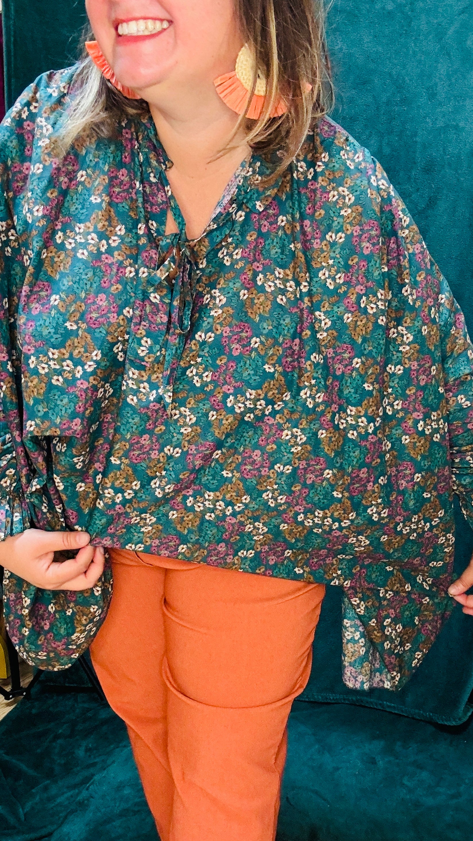 Ajoutez cette blouse grande taille aux motifs liberty bleu canard oversize à votre collection pour un look léger, confortable et créatif, parfait pour exprimer votre style unique.