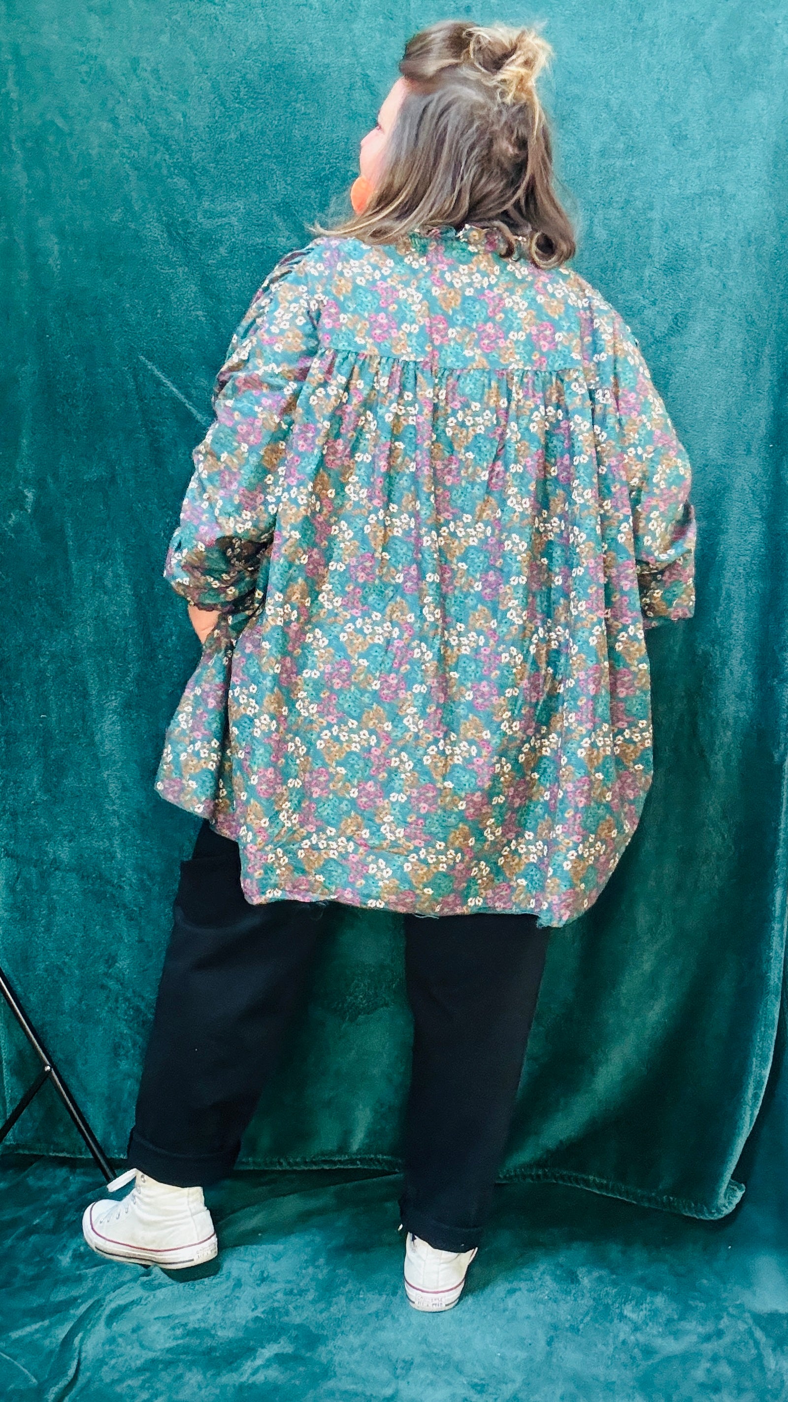 Ajoutez cette blouse grande taille aux motifs liberty bleu canard oversize à votre collection pour un look léger, confortable et créatif, parfait pour exprimer votre style unique.