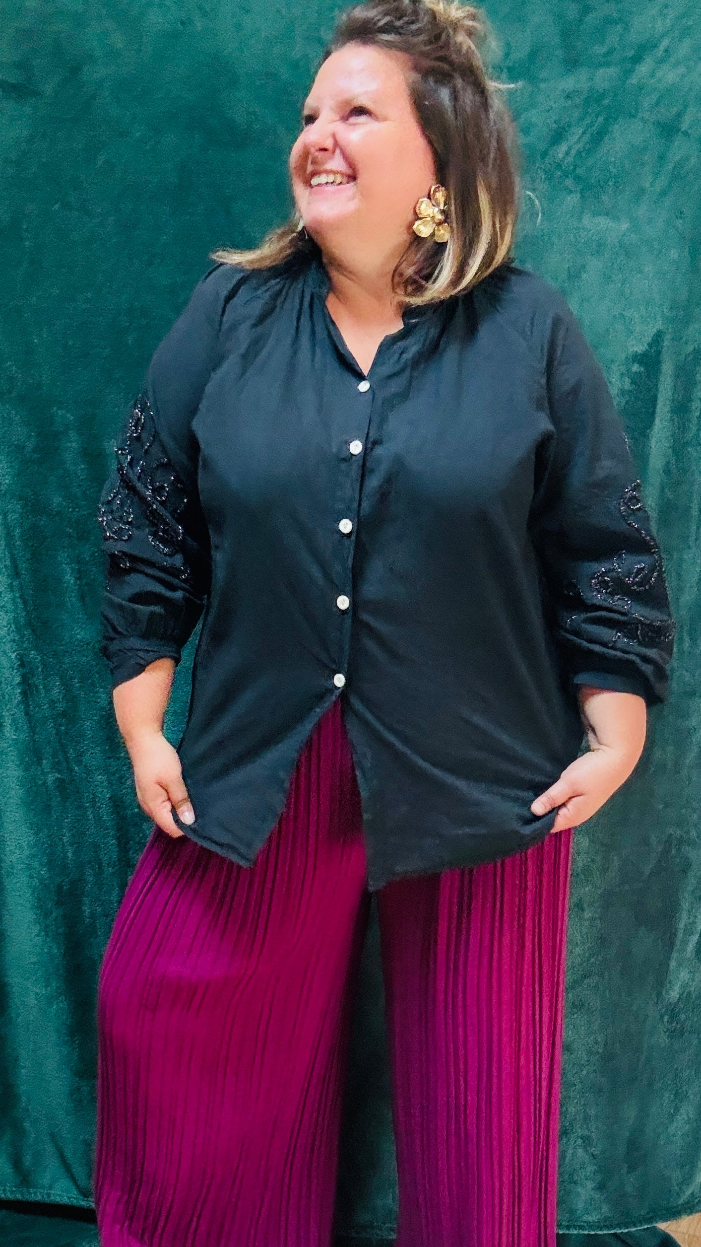 Cette blouse grande taille  noire aux détails scintillants et manches ballon est la pièce idéale pour apporter de l'originalité à votre look tout en restant élégante et confortable.