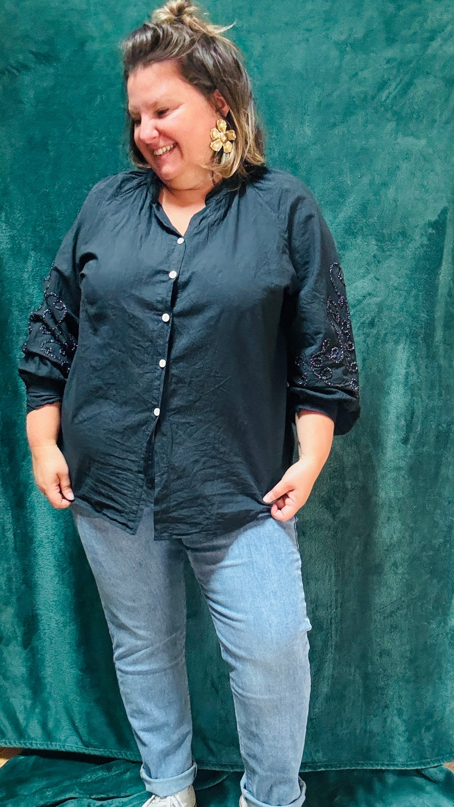 Cette blouse grande taille  noire aux détails scintillants et manches ballon est la pièce idéale pour apporter de l'originalité à votre look tout en restant élégante et confortable.