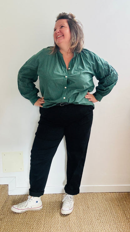 Cette blouse grande taille  verte sapin aux détails scintillants et manches ballon est la pièce idéale pour apporter de l'originalité à votre look tout en restant élégante et confortable.