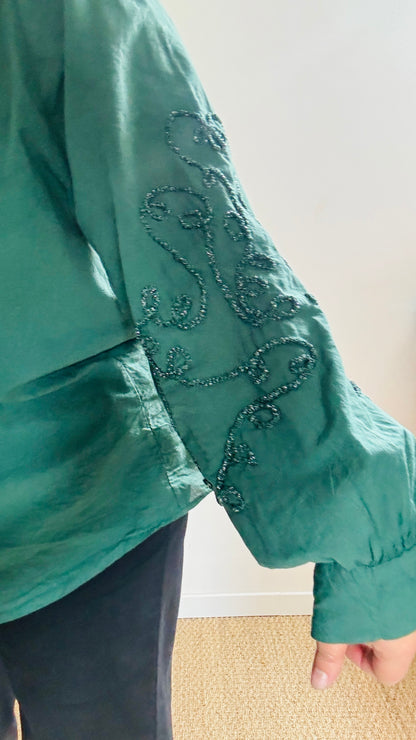 Cette blouse grande taille  verte sapin aux détails scintillants et manches ballon est la pièce idéale pour apporter de l'originalité à votre look tout en restant élégante et confortable.