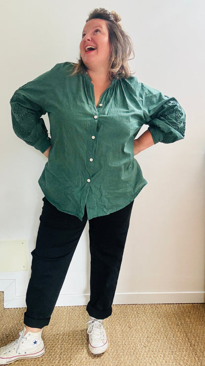 Cette blouse grande taille  verte sapin aux détails scintillants et manches ballon est la pièce idéale pour apporter de l'originalité à votre look tout en restant élégante et confortable.