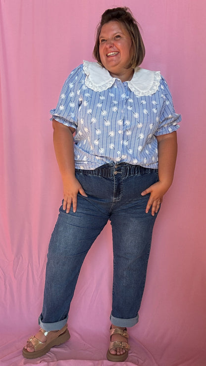 Une blouse grande taille col claudine bleu et blanche pleine de charme et de délicatesse, idéale pour sublimer tes looks du quotidien
