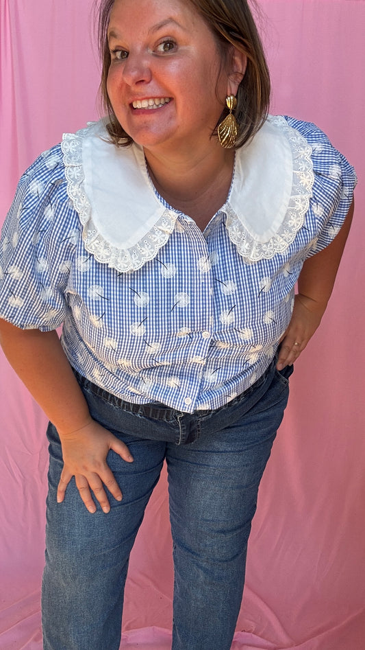 Une blouse grande taille col claudine bleu et blanche pleine de charme et de délicatesse, idéale pour sublimer tes looks du quotidien
