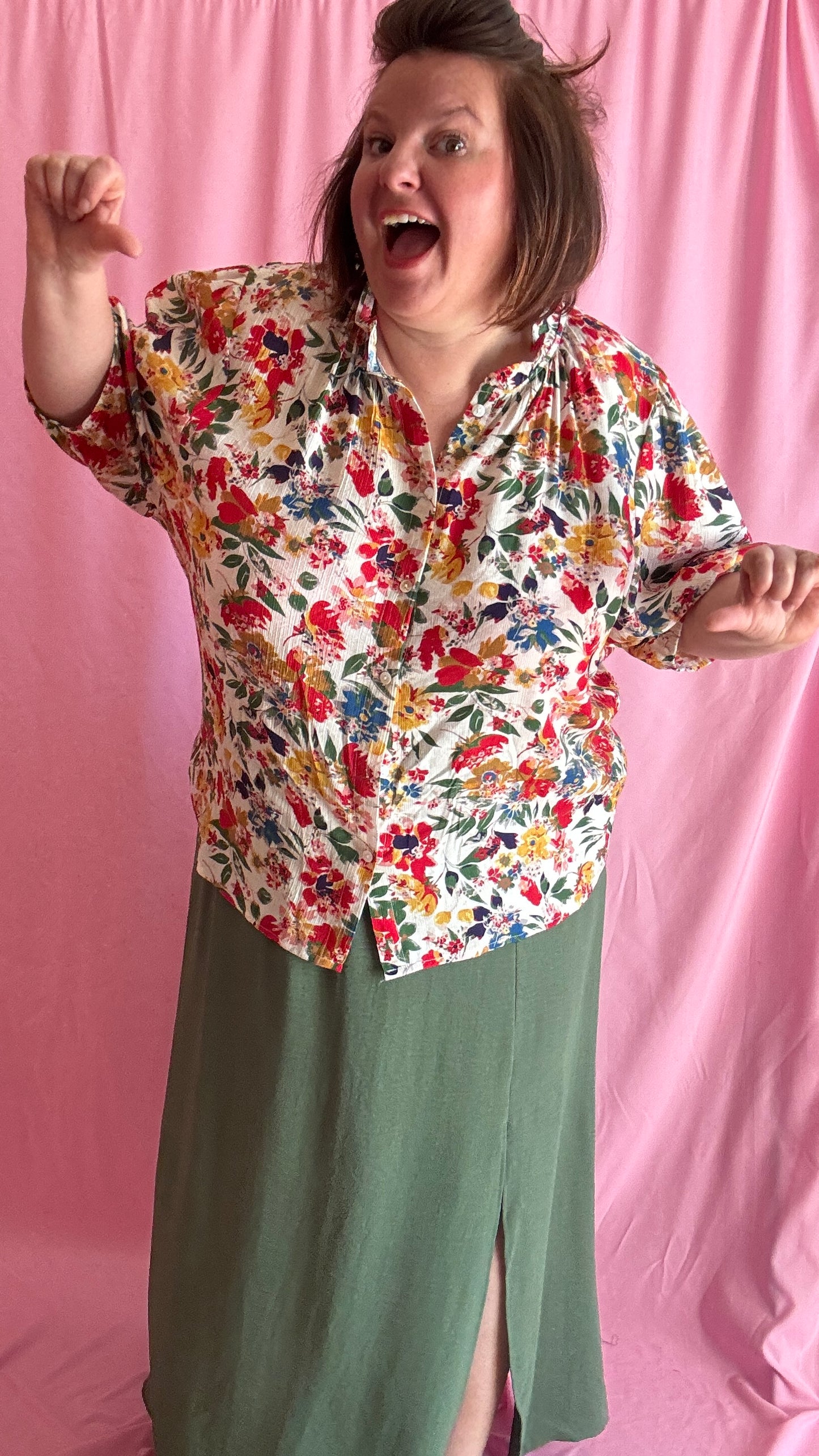 Blouse manche courte grande taille légère motifs fleuris aux tons moutarde, camel, beige et kaki réchauffent instantanément le look