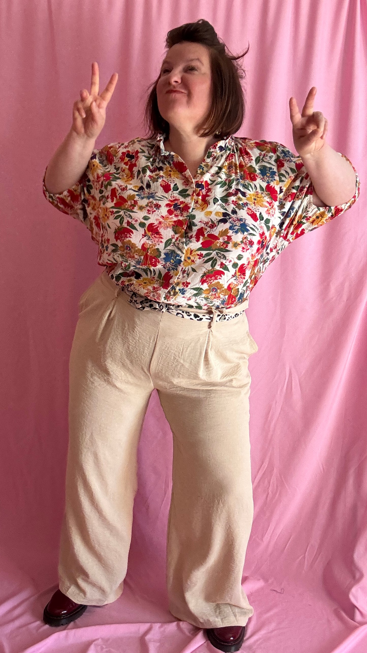 Blouse manche courte grande taille légère motifs fleuris aux tons moutarde, camel, beige et kaki réchauffent instantanément le look