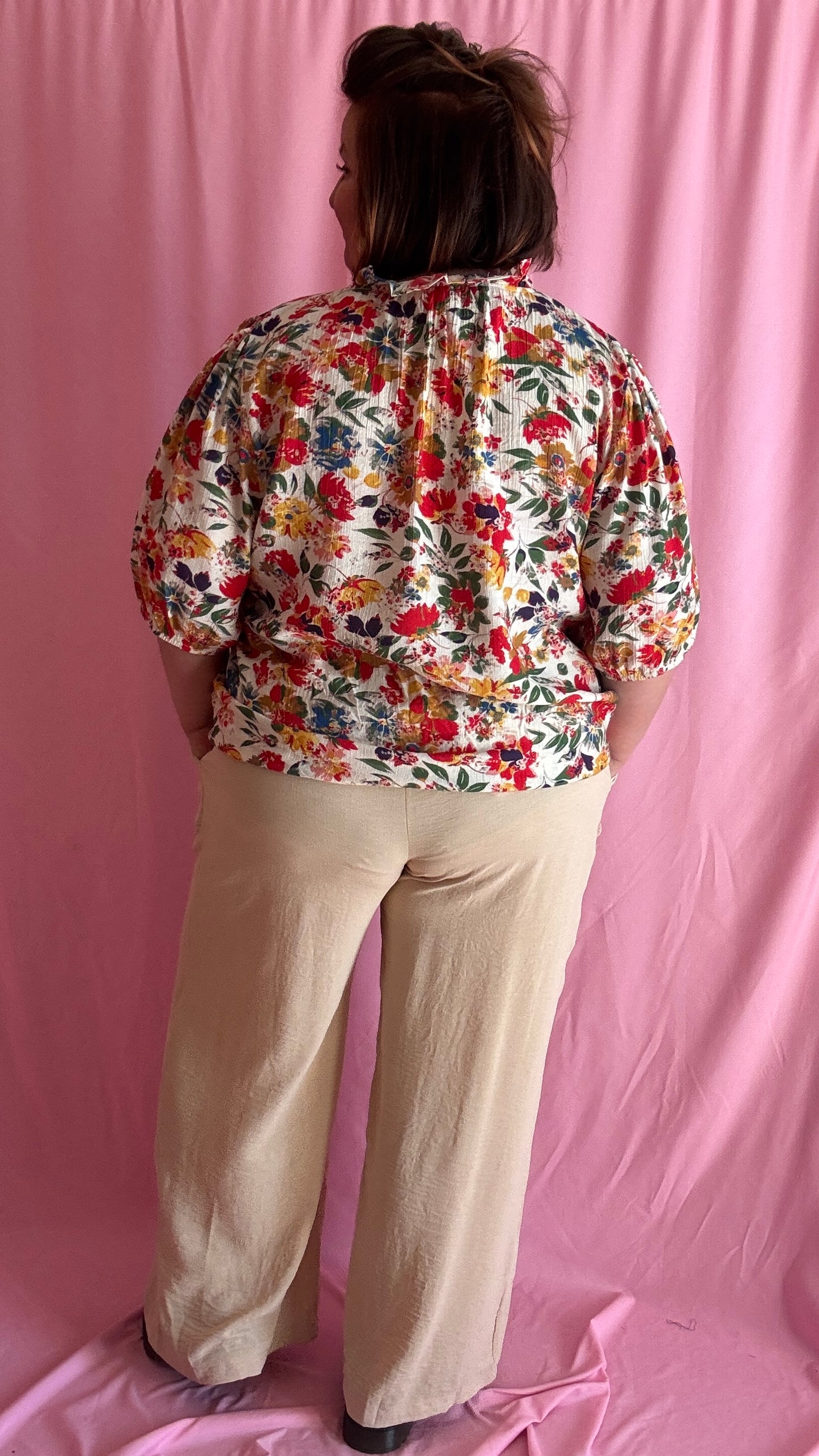 Blouse manche courte grande taille légère motifs fleuris aux tons moutarde, camel, beige et kaki réchauffent instantanément le look