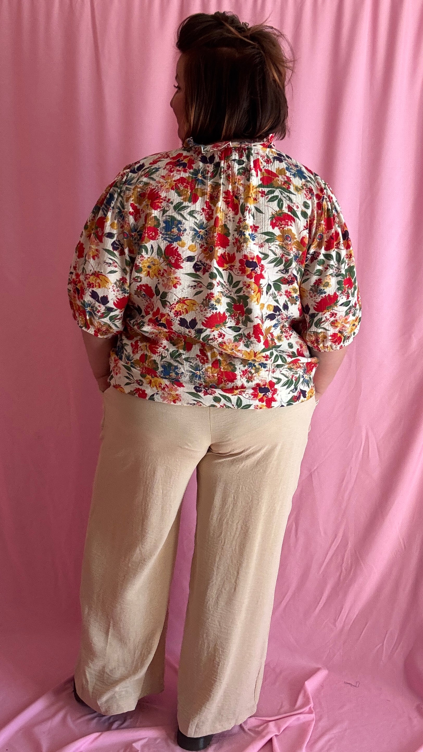 Blouse manche courte grande taille légère motifs fleuris aux tons moutarde, camel, beige et kaki réchauffent instantanément le look