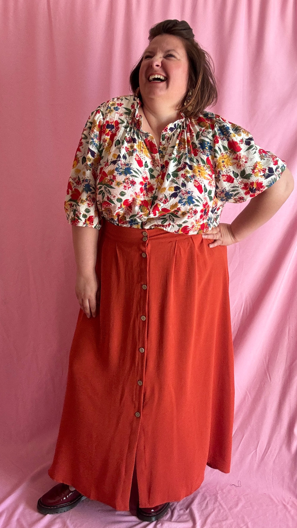 Top Cali - blouse grande taille manche courte motif fleuri moutarde beige kaki et camel