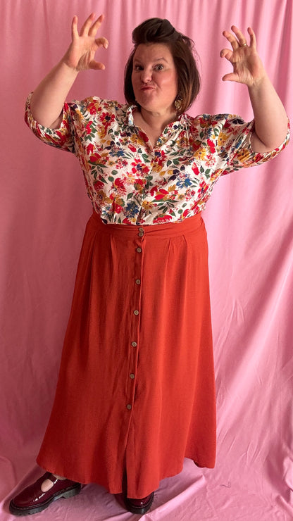 Blouse manche courte grande taille légère motifs fleuris aux tons moutarde, camel, beige et kaki réchauffent instantanément le look
