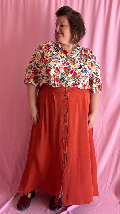 Blouse manche courte grande taille légère motifs fleuris aux tons moutarde, camel, beige et kaki réchauffent instantanément le look