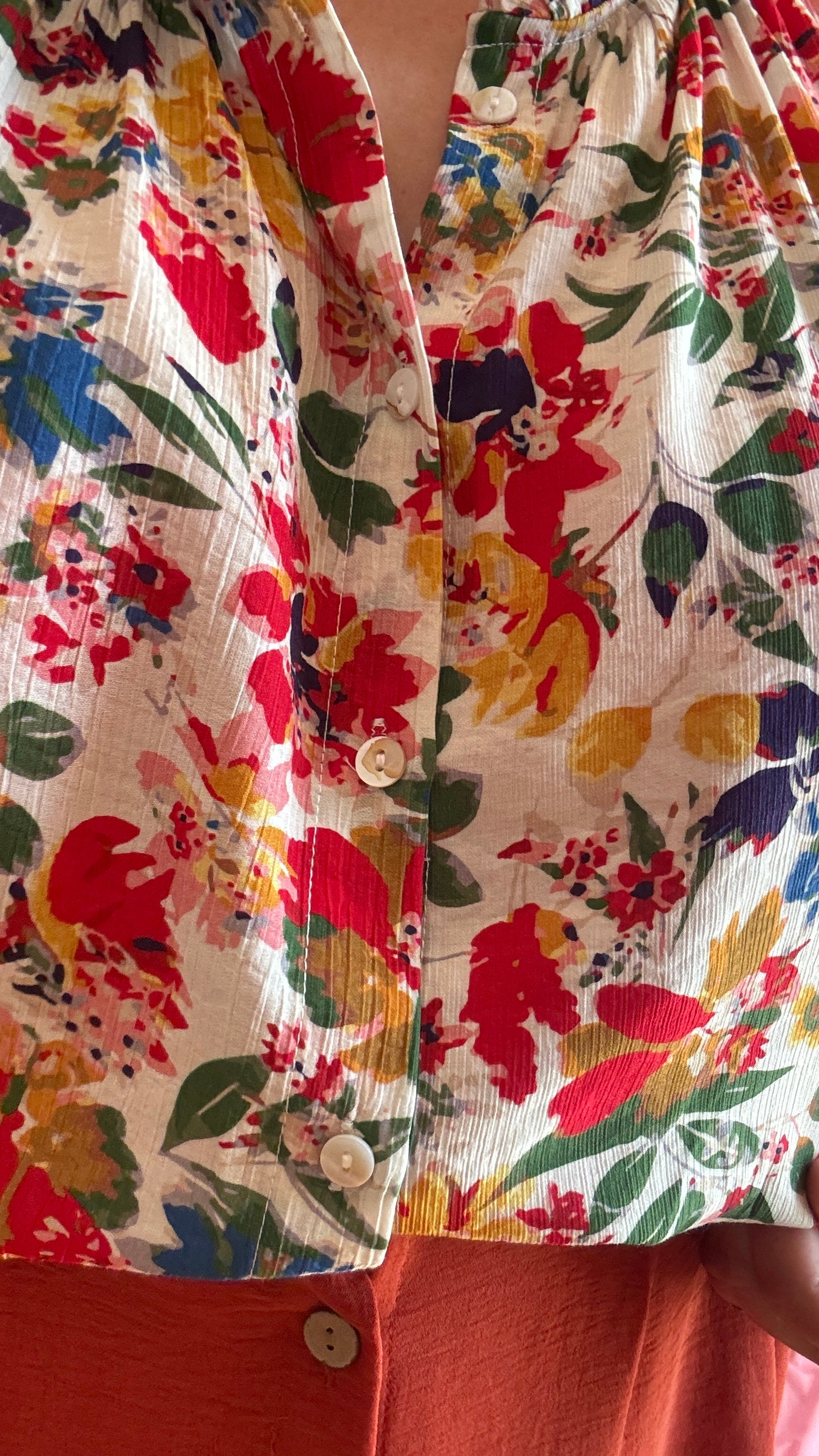 Blouse manche courte grande taille légère motifs fleuris aux tons moutarde, camel, beige et kaki réchauffent instantanément le look