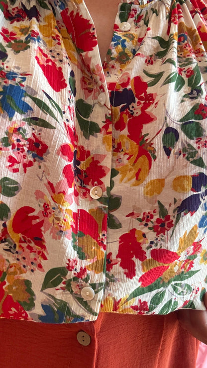 Blouse manche courte grande taille légère motifs fleuris aux tons moutarde, camel, beige et kaki réchauffent instantanément le look