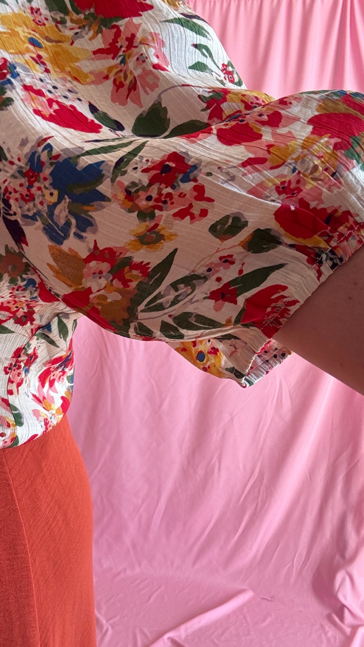 Blouse manche courte grande taille légère motifs fleuris aux tons moutarde, camel, beige et kaki réchauffent instantanément le look