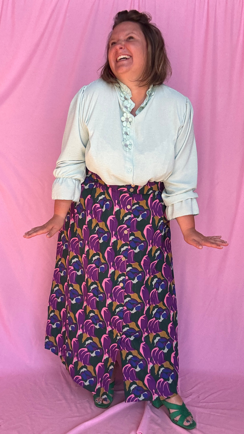 Blouse Flora- grande taille unie détail fleurs col
