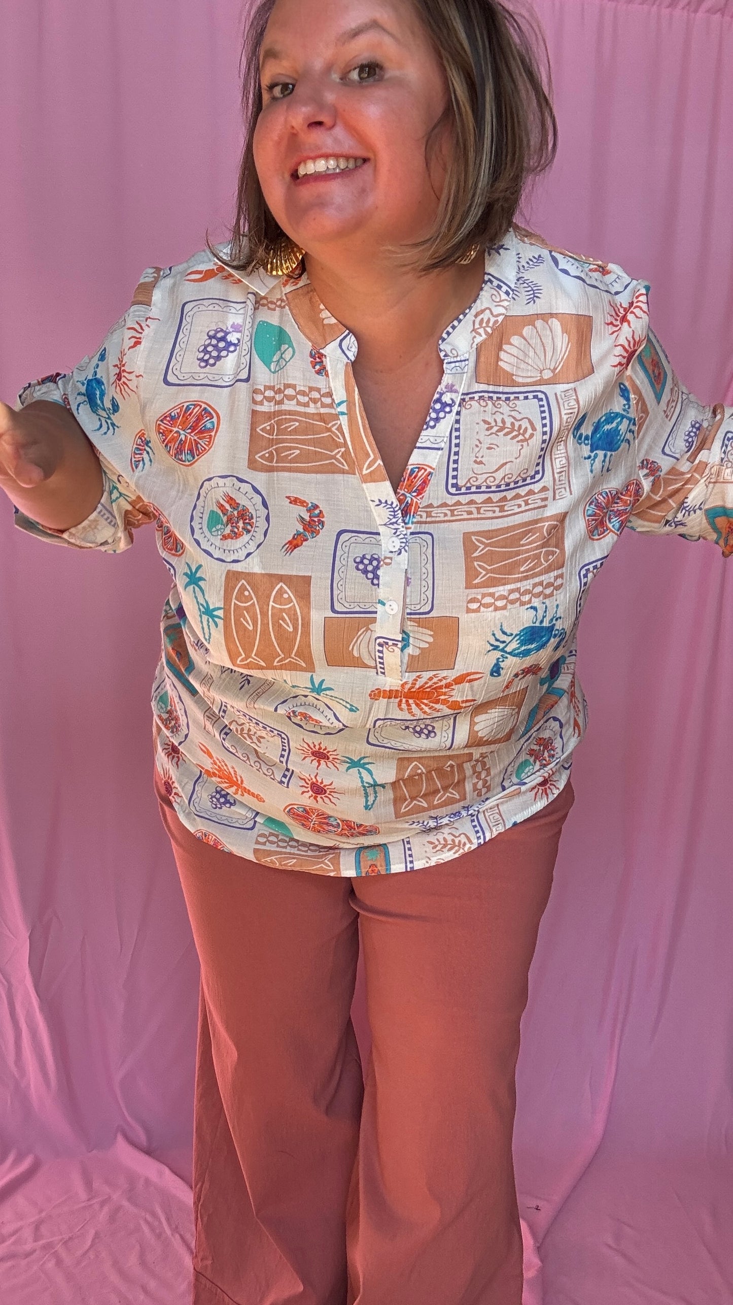 Une chemise grande taille aussi craquante qu’originale aux motifs coquillages et crustacés bleu corail beige et vert