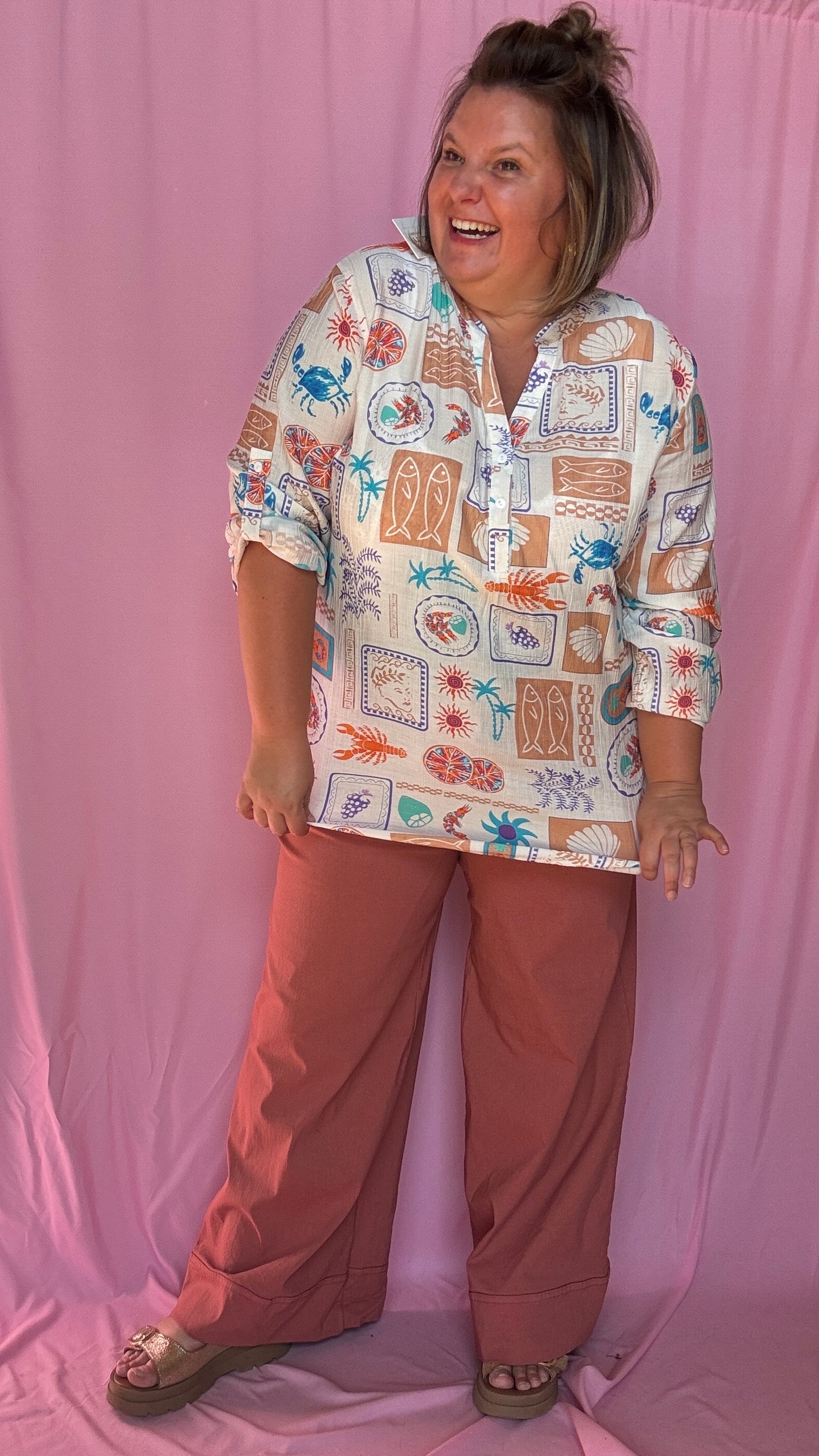 Une chemise grande taille aussi craquante qu’originale aux motifs coquillages et crustacés bleu corail beige et vert