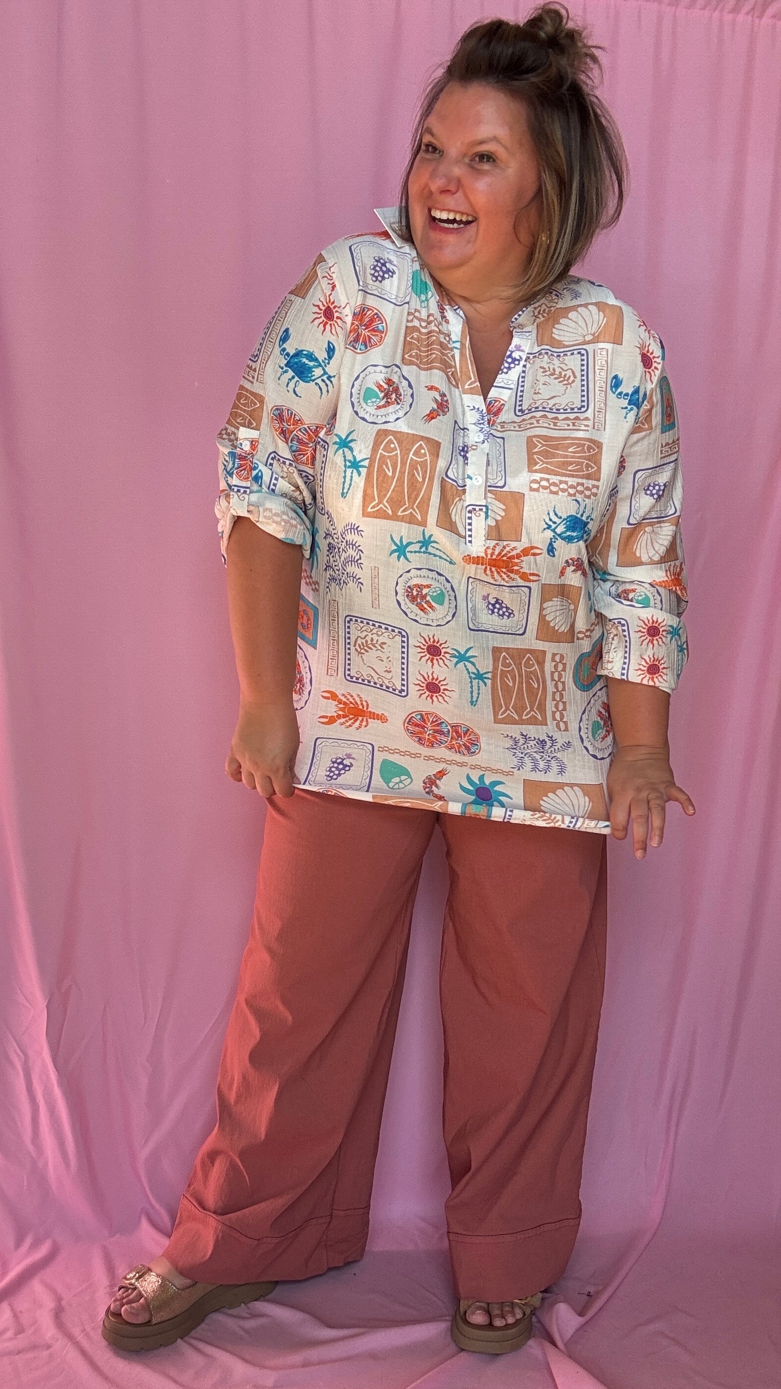Une chemise grande taille aussi craquante qu’originale aux motifs coquillages et crustacés bleu corail beige et vert