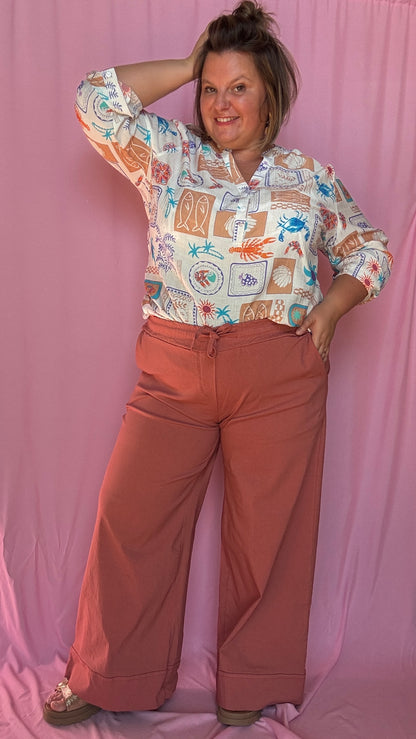 Une chemise grande taille aussi craquante qu’originale aux motifs coquillages et crustacés bleu corail beige et vert