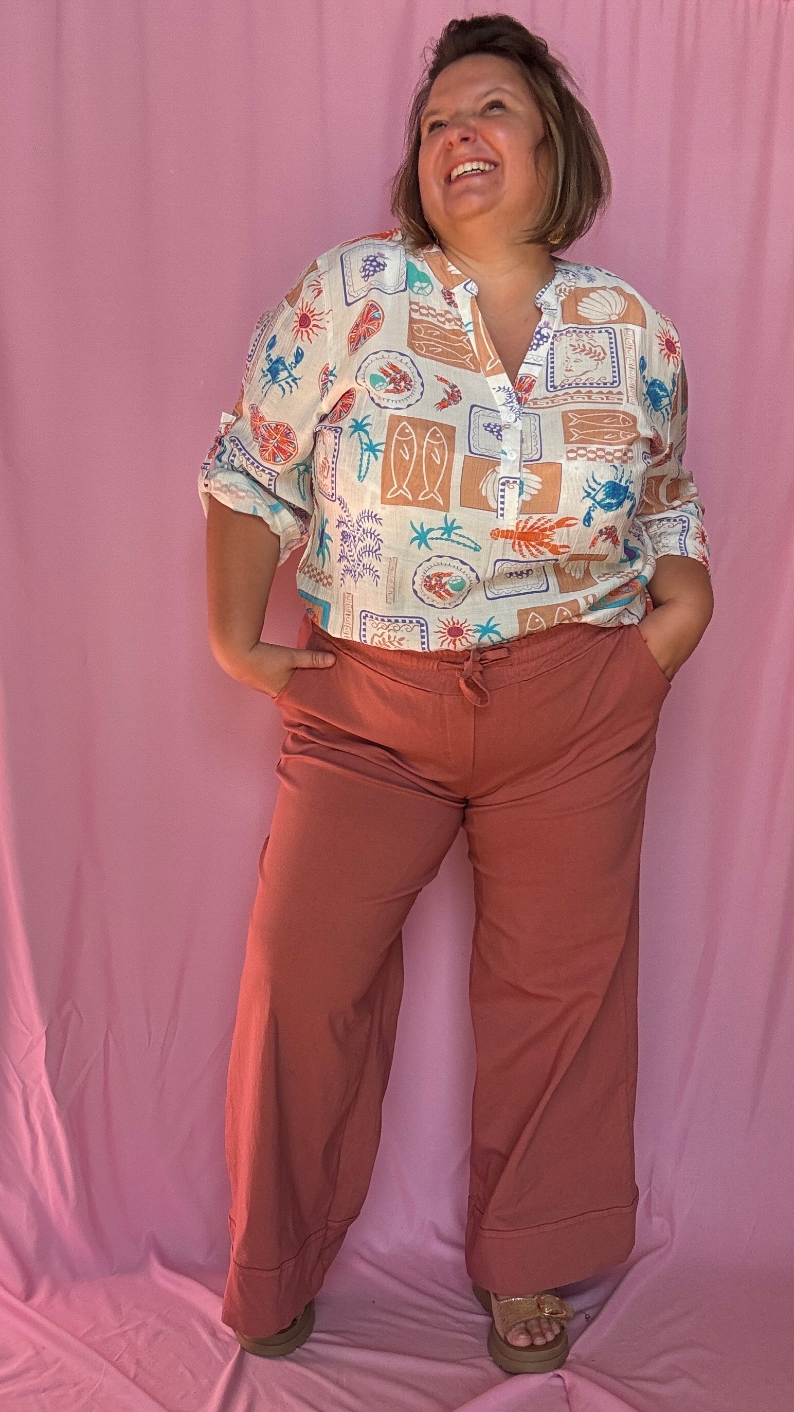 Une chemise grande taille aussi craquante qu’originale aux motifs coquillages et crustacés bleu corail beige et vert