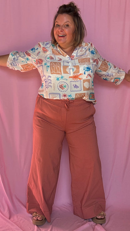 Une chemise grande taille aussi craquante qu’originale aux motifs coquillages et crustacés bleu corail beige et vert