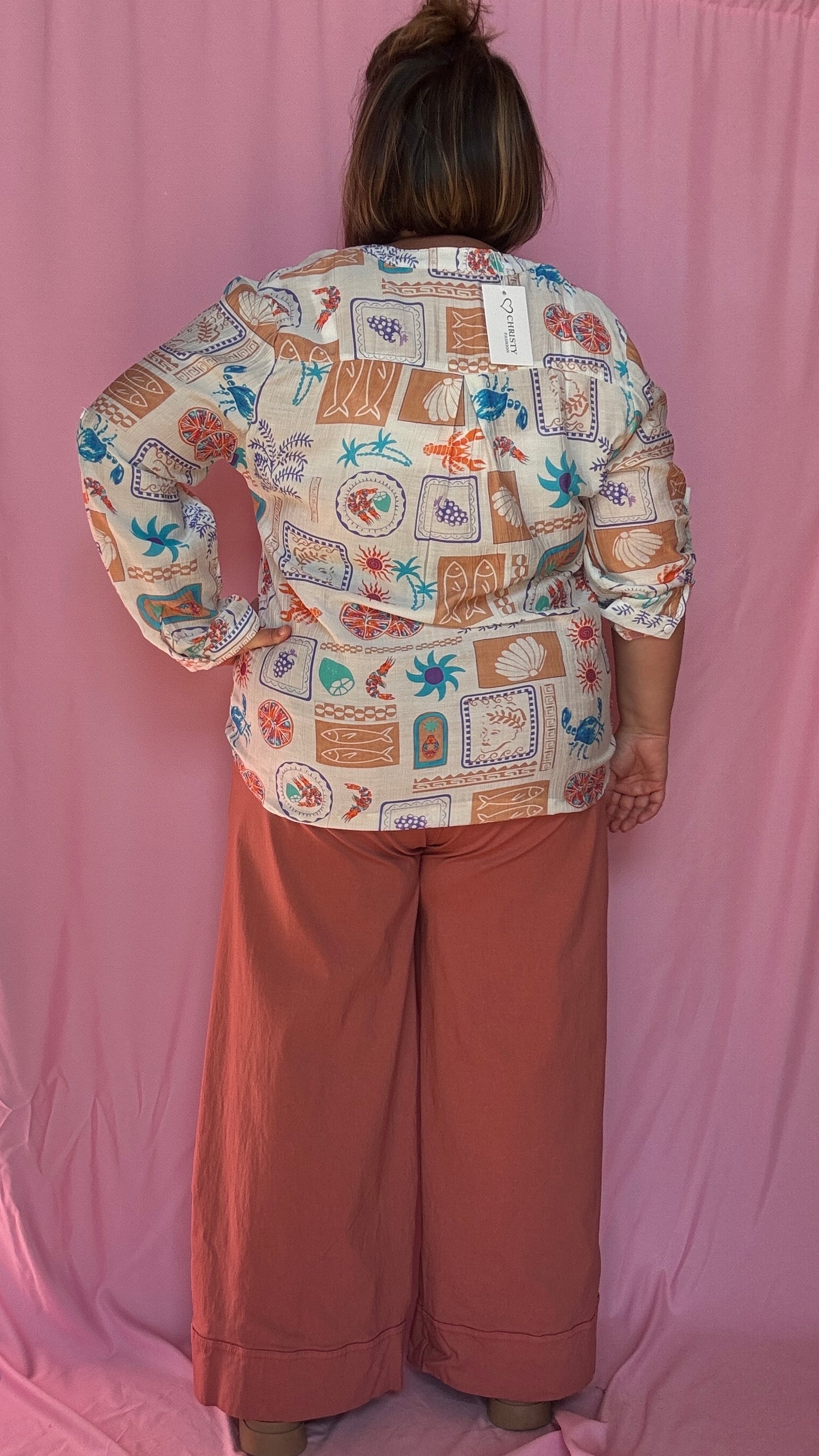 Une chemise grande taille aussi craquante qu’originale aux motifs coquillages et crustacés bleu corail beige et vert