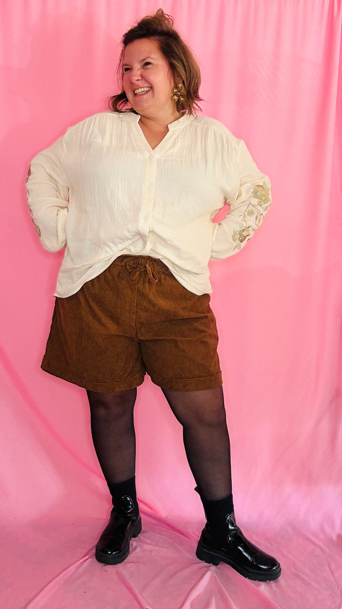 La blouse bohème grande taille écru détail coudes dorés qu’on adore enfiler pour se sentir belle, libre… et ultra stylée