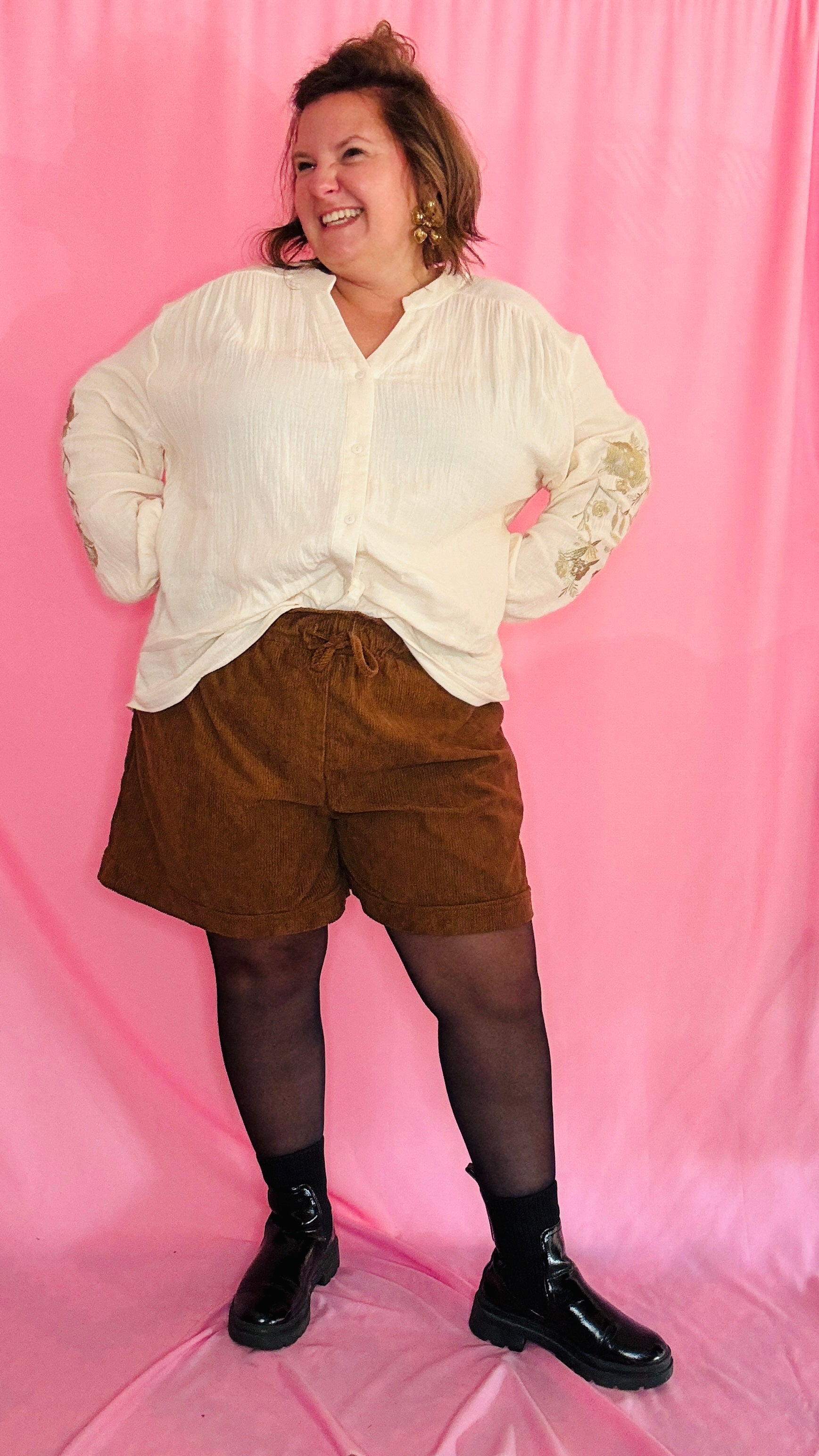 La blouse bohème grande taille écru détail coudes dorés qu’on adore enfiler pour se sentir belle, libre… et ultra stylée