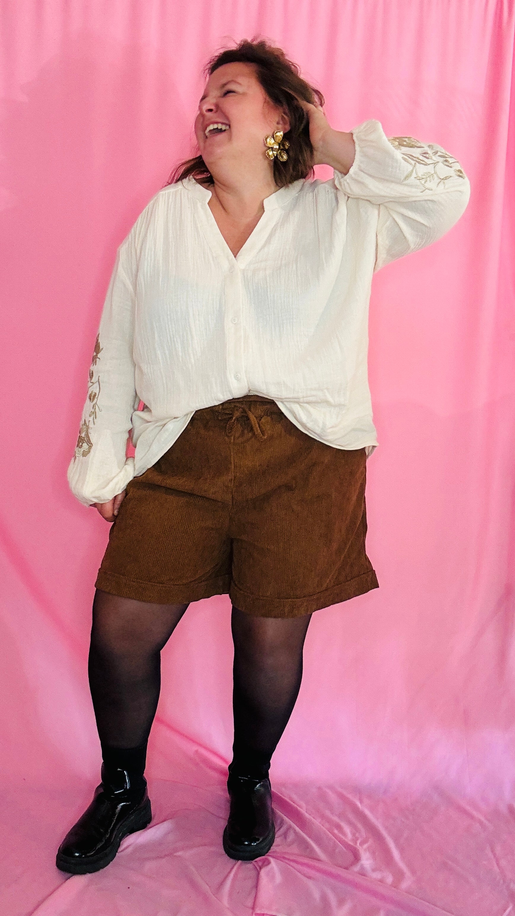La blouse bohème grande taille écru détail coudes dorés qu’on adore enfiler pour se sentir belle, libre… et ultra stylée