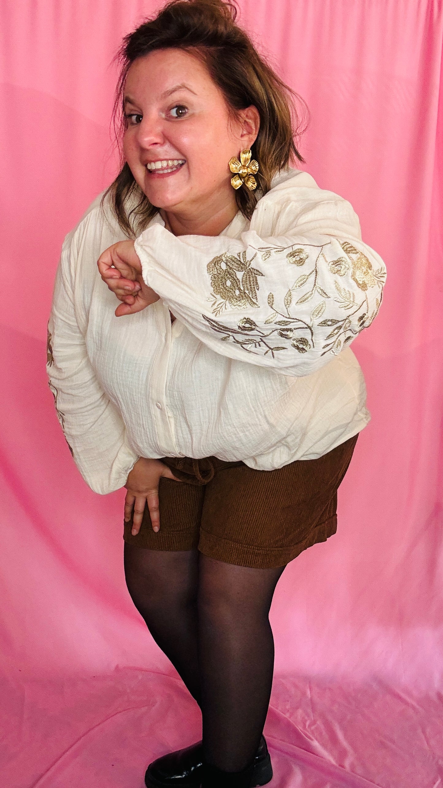 La blouse bohème grande taille écru détail coudes dorés qu’on adore enfiler pour se sentir belle, libre… et ultra stylée
