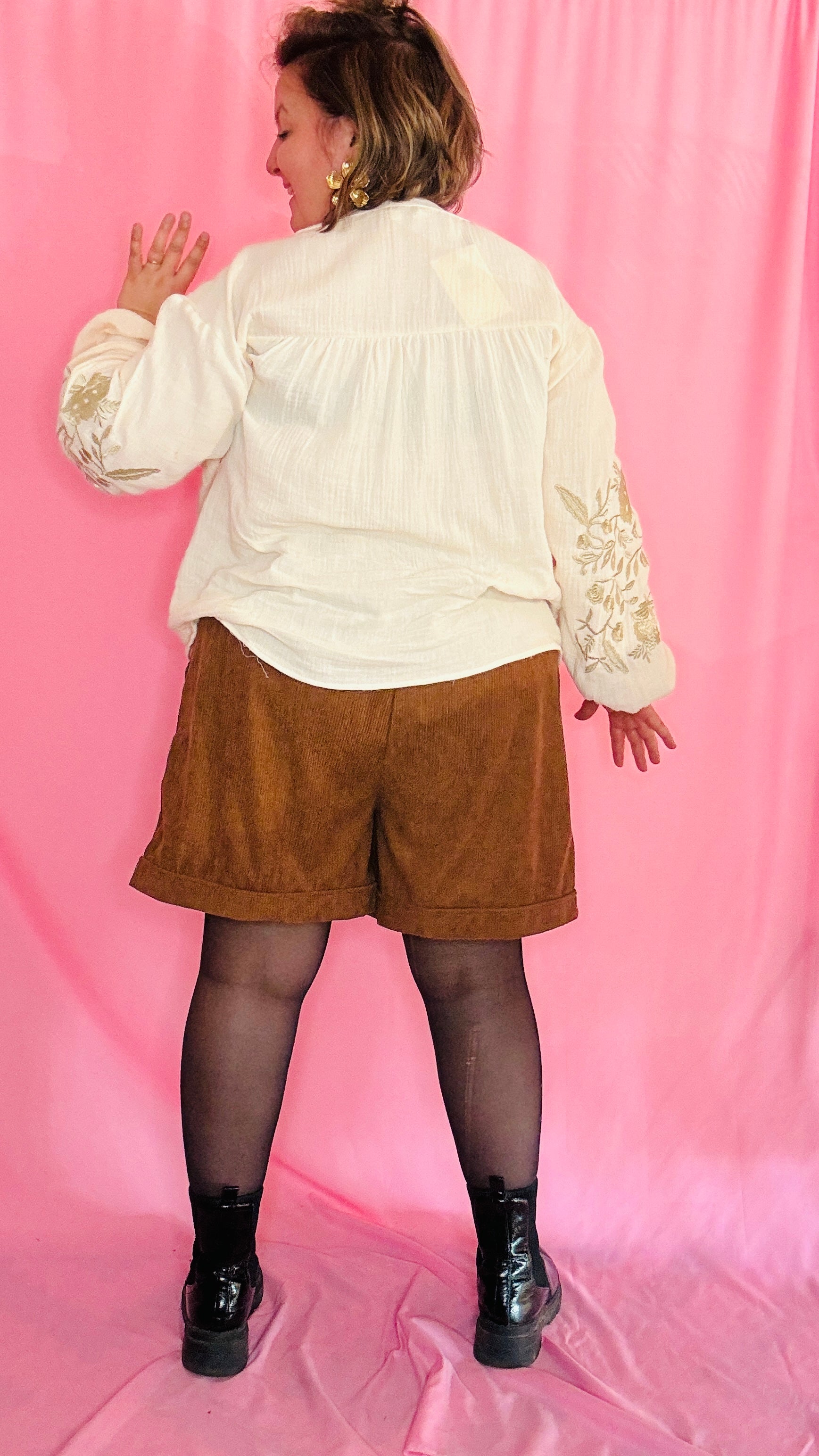 La blouse bohème grande taille écru détail coudes dorés qu’on adore enfiler pour se sentir belle, libre… et ultra stylée