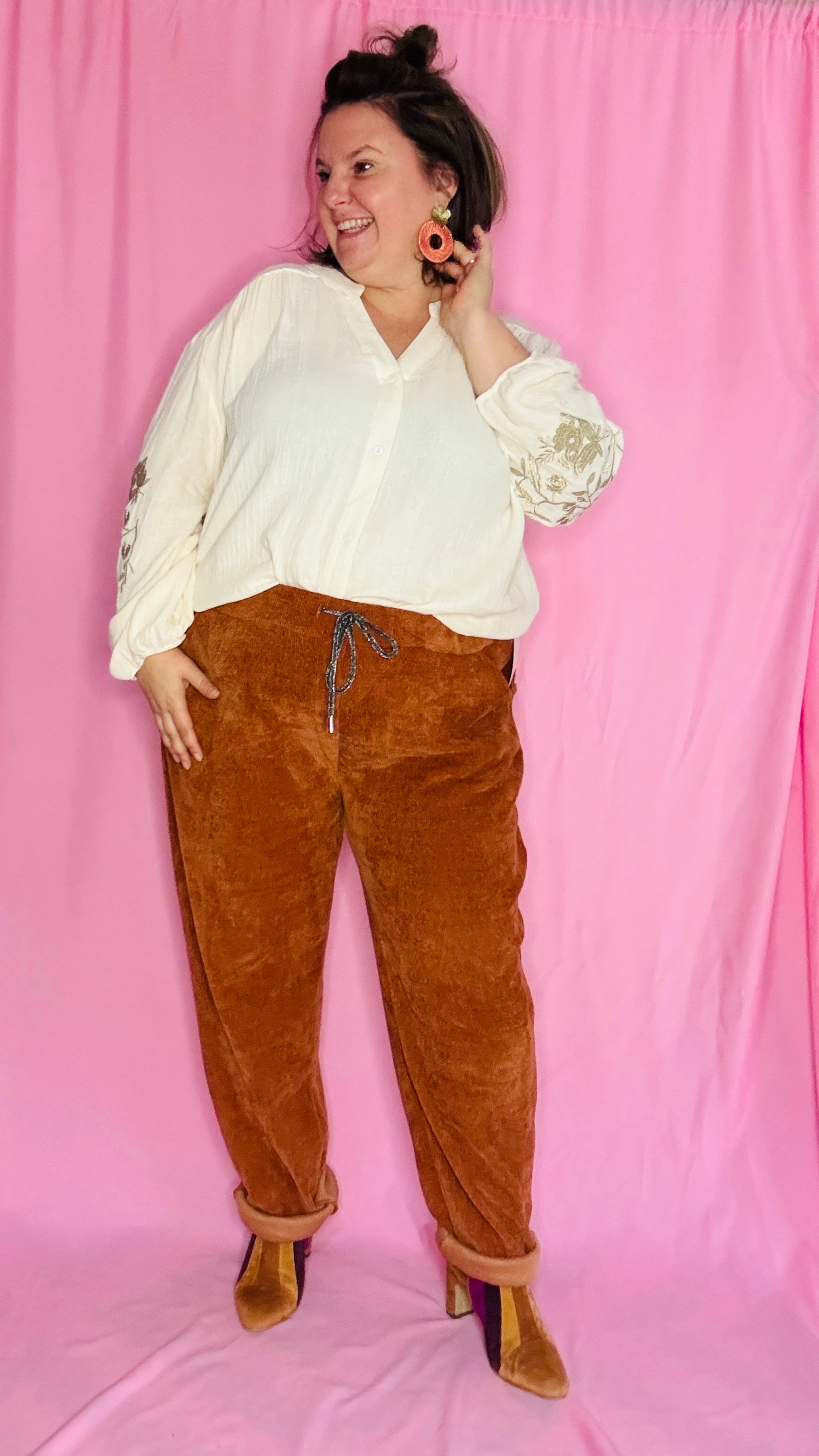 La blouse bohème grande taille écru détail coudes dorés qu’on adore enfiler pour se sentir belle, libre… et ultra stylée